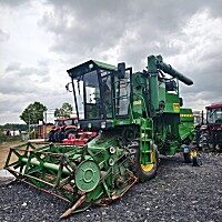 约翰迪尔W80联合收割机