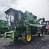 约翰迪尔W100联合收割机