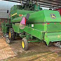 约翰迪尔W100联合收割机