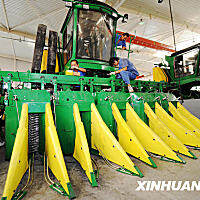 贵航4MZ-5自走式采棉机