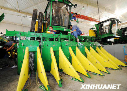 贵航4MZ-5自走式采棉机