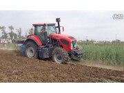 郑州龙丰B系列550蓝色镜面犁123团配套东方红2204苇子地现场作业视频