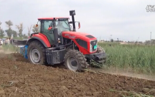 郑州龙丰B系列550蓝色镜面犁123团配套东方红2204苇子地现场作业视频