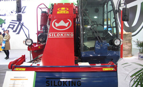 蒙拓自走式饲料搅拌车