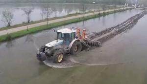 兰博基尼RACING190拖拉机进行水田整地