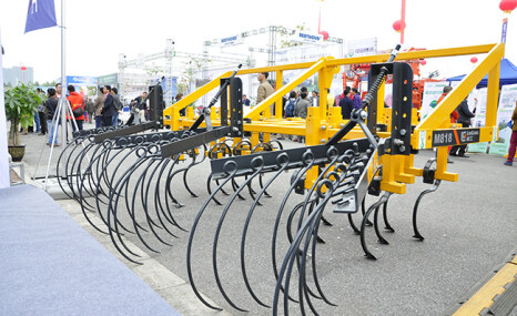 柳工M818甘蔗中耕除草机