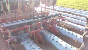 成帆开沟起垄铺膜机作业视频