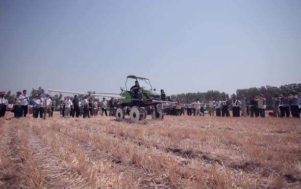 雷沃阿波斯植保机大展身手