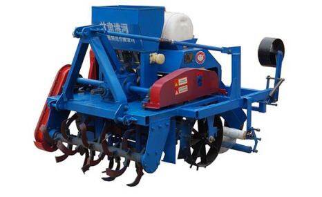 洮河2M-1A起垄施肥覆膜机