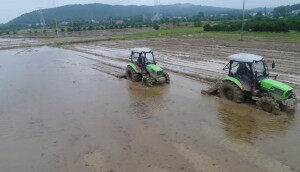 道依茨法尔水田专用果园专用拖拉机作业视频