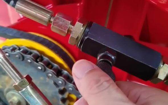 主离合油缸节流阀的正确调整方法-郑州中联花生机