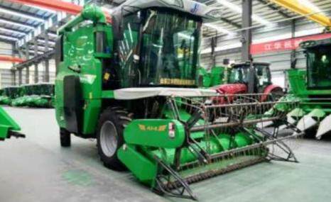 山东江华4LZ-8轮式自走全喂入式谷物联合收割机