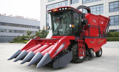 山东天鹅4YZ-4Q自走式玉米联合收获机