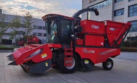 山东天鹅4YZ-4T自走式玉米联合收获机