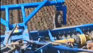 新疆双剑5米驱动耙作业视频