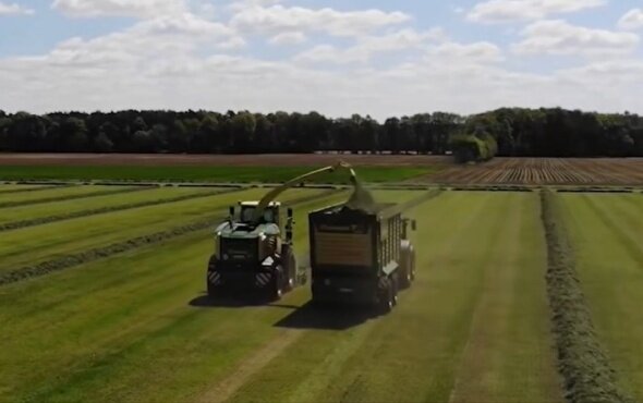 科罗尼(Krone)自走式青贮机BiGX 480-630作业视频