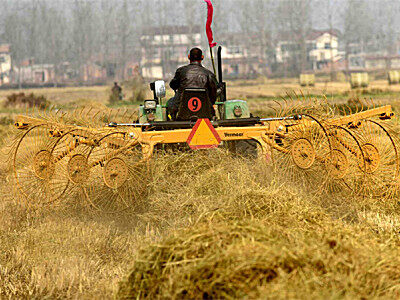 威猛VR1022型指盘式搂草机