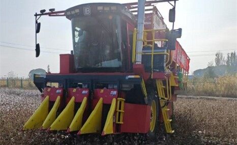 钵施然7301自走式圆捆打包棉花收获机