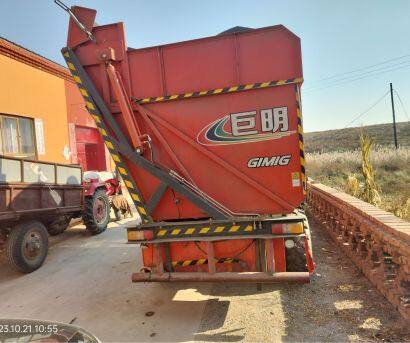 巨明4YZP-4M(688)型自走式玉米收获机