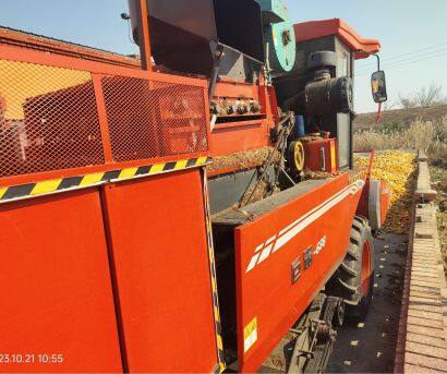 巨明4YZP-4M(688)型自走式玉米收获机