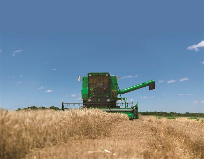 约翰迪尔W100联合收割机