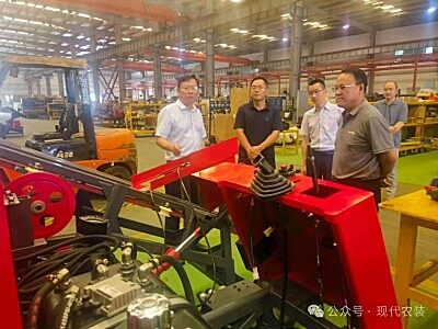 廊坊市国资委副主任刘立昌一行到现代农装调研交流