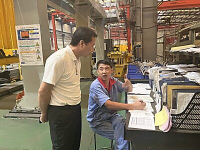 王振华到现代农装开展企业文化宣讲专题座谈