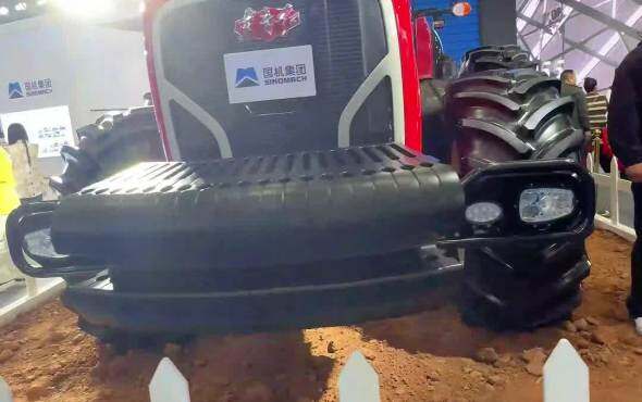 姐妹花逛展会—东方红LW4504拖拉机