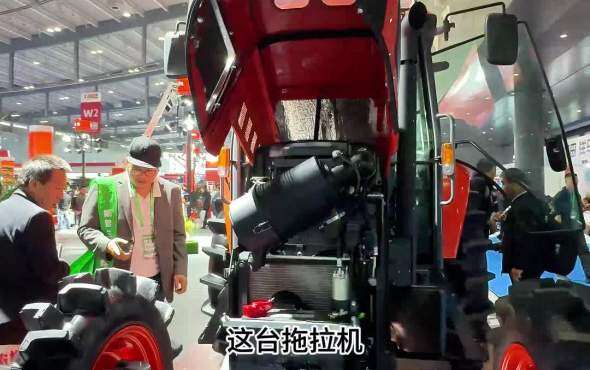 姐妹花逛展会—久保田M954KQ拖拉机