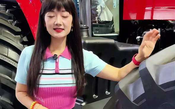 姐妹花逛展会—徐工XT2004拖拉机