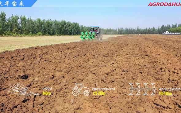 大华宝来翻转犁四铧翻耕作业视频