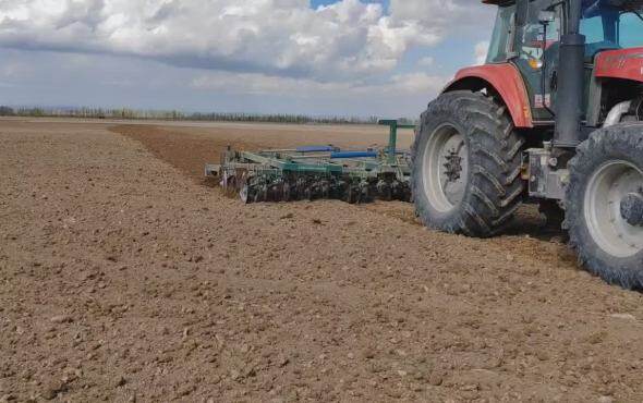 新疆双剑带缓冲的整地机作业视频