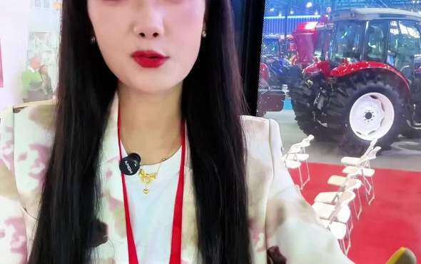 姐妹花逛展会 黄海金马YM704拖拉机首秀
