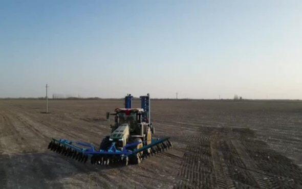 双剑专款定制前置整地机,七米驱动耙新疆作业视频