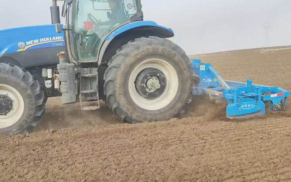 新疆双剑驱动耙作业视频2