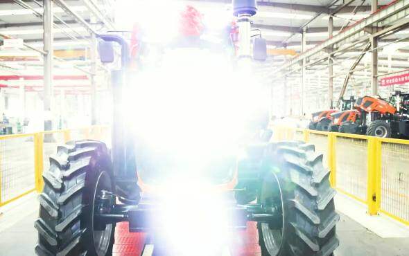 英轩国四拖拉机产品正式下线