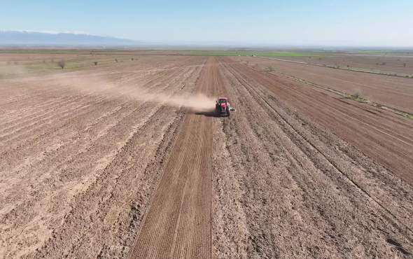 东方红LZ2604拖拉机带五米重型驱动耙新疆作业视频