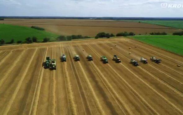 收获季中的科罗尼打捆机-震撼来袭！