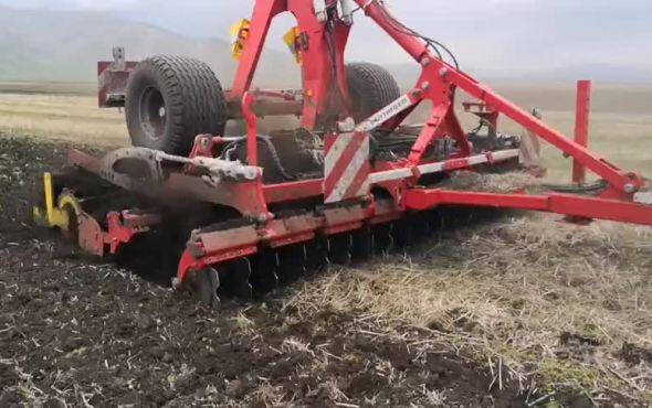 凯斯2304拖拉机带博田4米快速灭茬机作业!