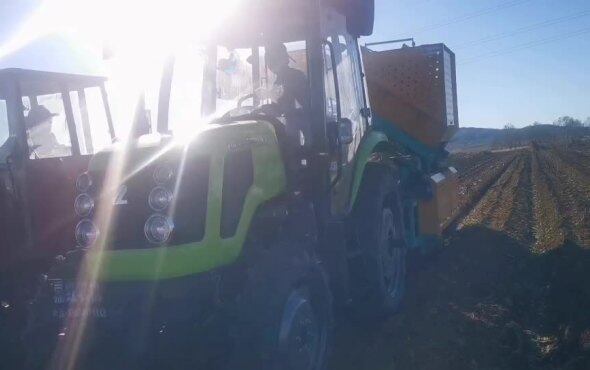 北大荒众荣甜菜收获机作业视频