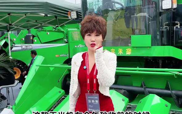 姐妹花逛展会—临禾四驱四行玉米机