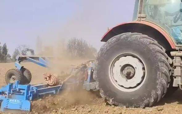 新疆昌吉双剑六米驱动耙作业视频