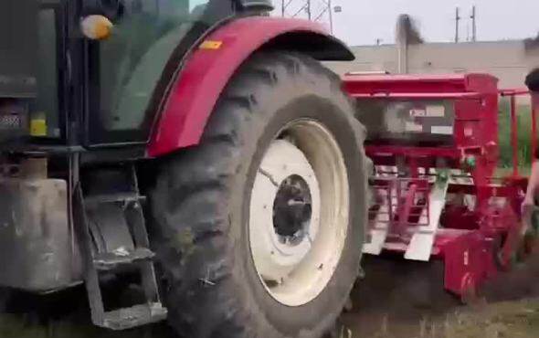 兴华灭茬旋耕施肥复式一体播种机(配双轴灭茬旋耕)作业视频