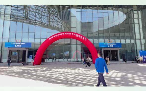 全国农机展开幕 顺邦展位人气爆棚