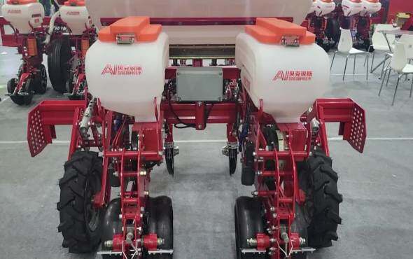 贝克锐斯X系列智能电驱山地播种机作业视频