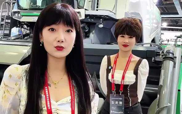 姐妹花逛展会——临工GL7200联合收获机