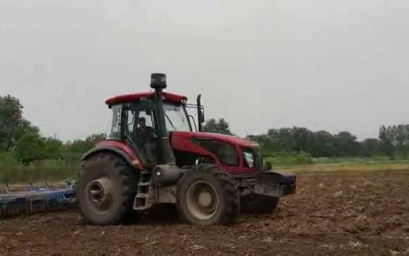 东风DF2404轮式拖拉机作业视频