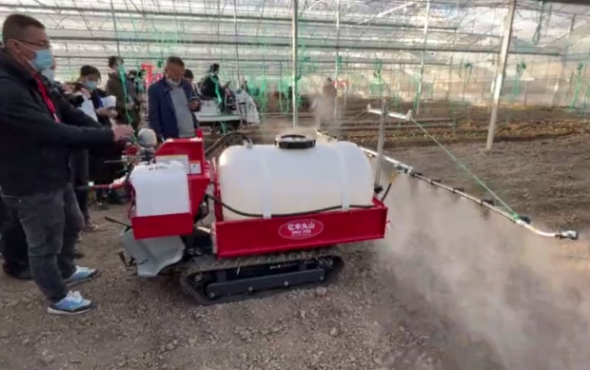 浙江设施农业现场推进会_亿丰丸山自走履带式动力喷雾机演示现场